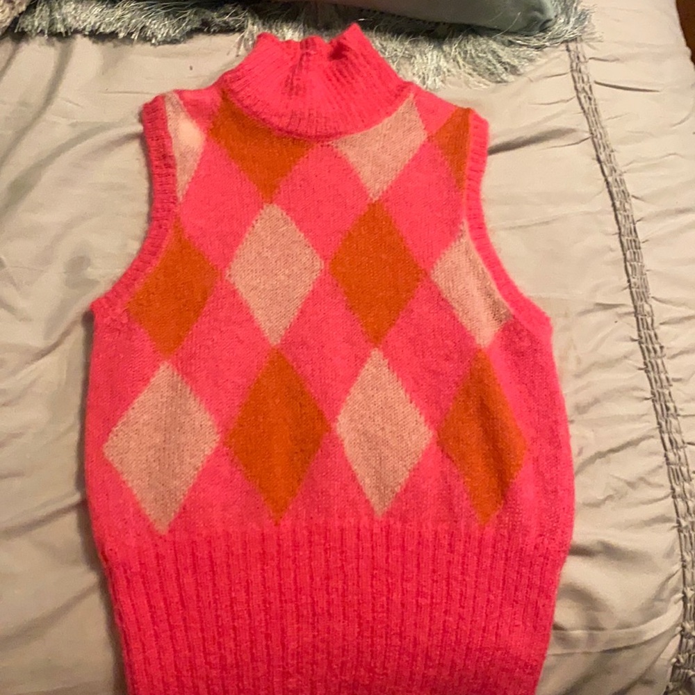 Net pink sweater vest